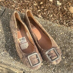Fossil Leather-Textured Buckle Ballet Flats - Brown Size 9